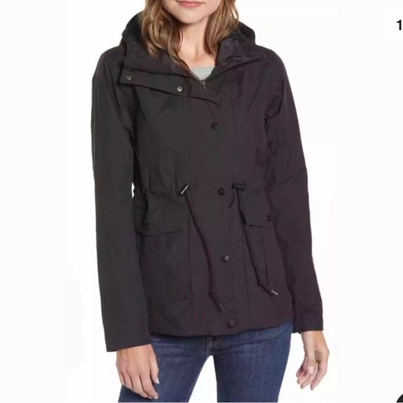 The Northface Zoomie Jackie Rain Jacket, cinch waist, pockets and hoodie - Picture 2 of 5